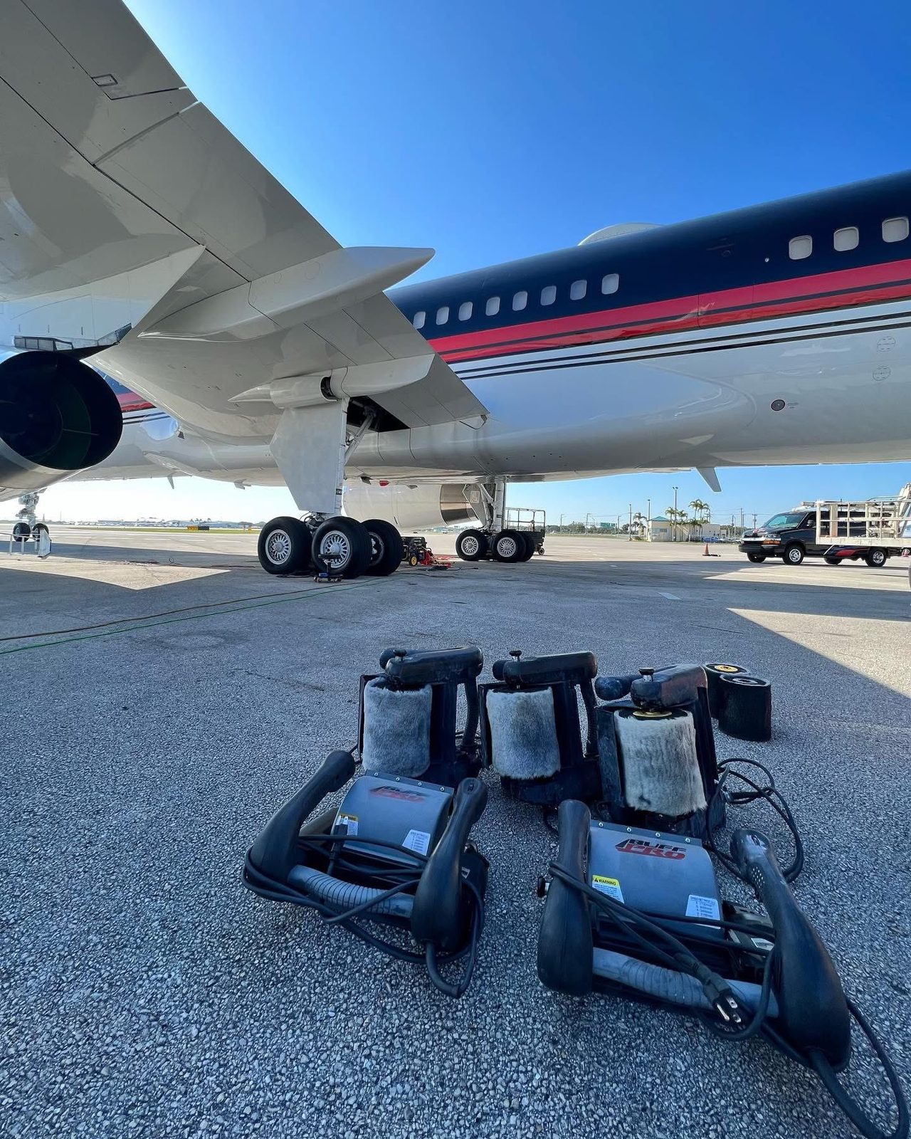 Avioera detailing equipment staged beside a large jet on the ramp